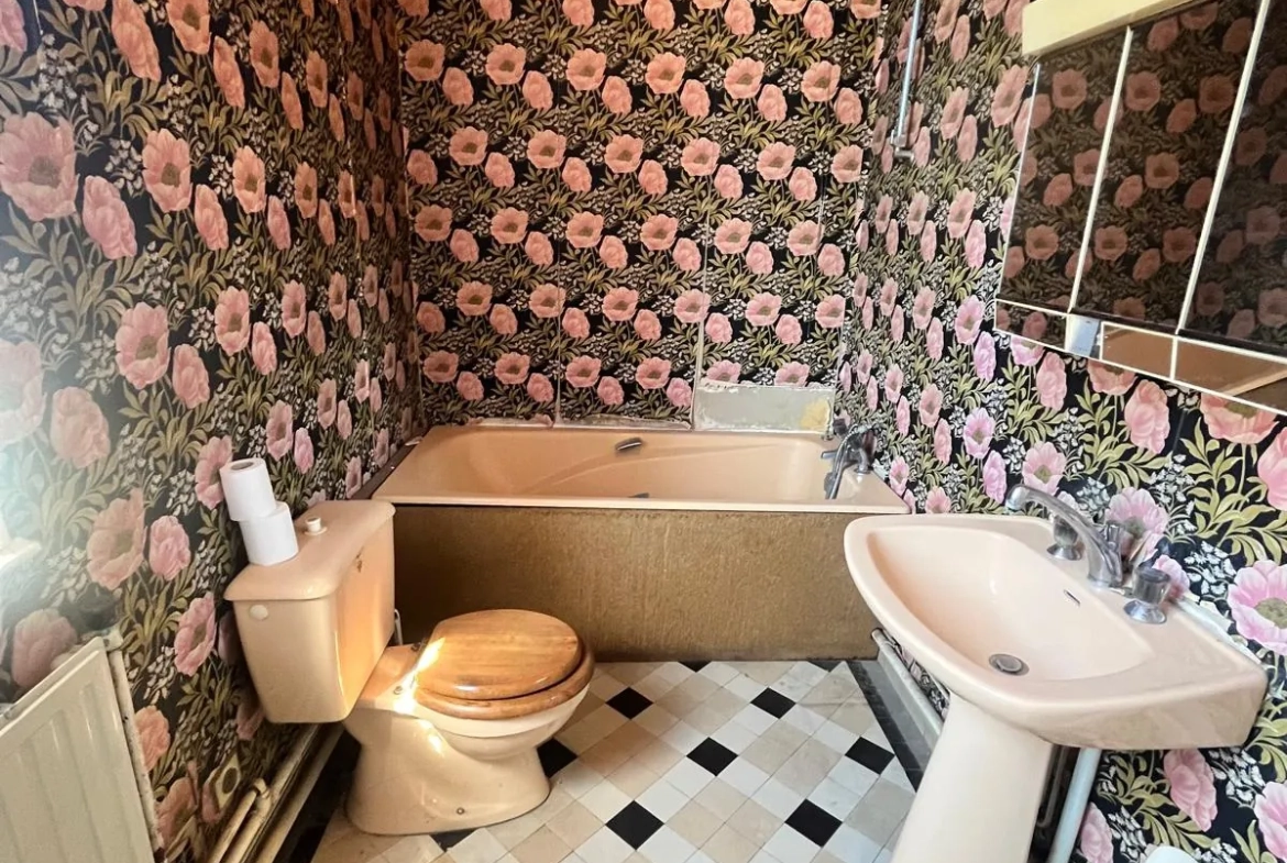 À vendre maison de ville à Guise, 98.9 m² à rénover, garage et cour privée 