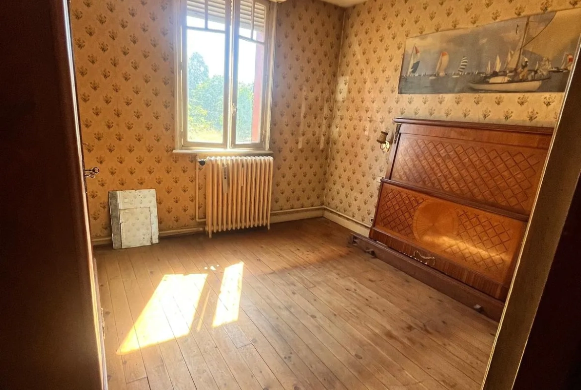 À vendre maison de ville à Guise, 98.9 m² à rénover, garage et cour privée 