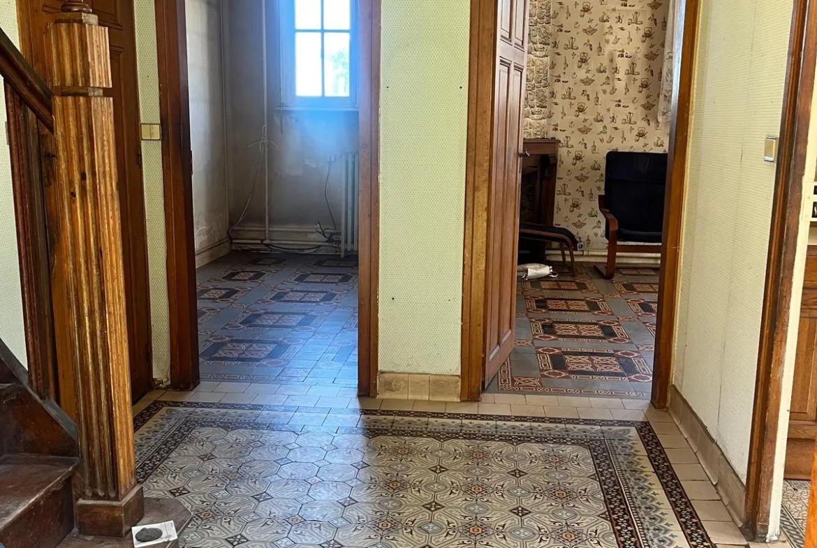 À vendre maison de ville à Guise, 98.9 m² à rénover, garage et cour privée 