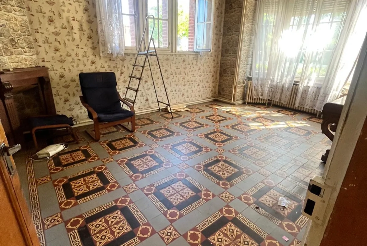 À vendre maison de ville à Guise, 98.9 m² à rénover, garage et cour privée 