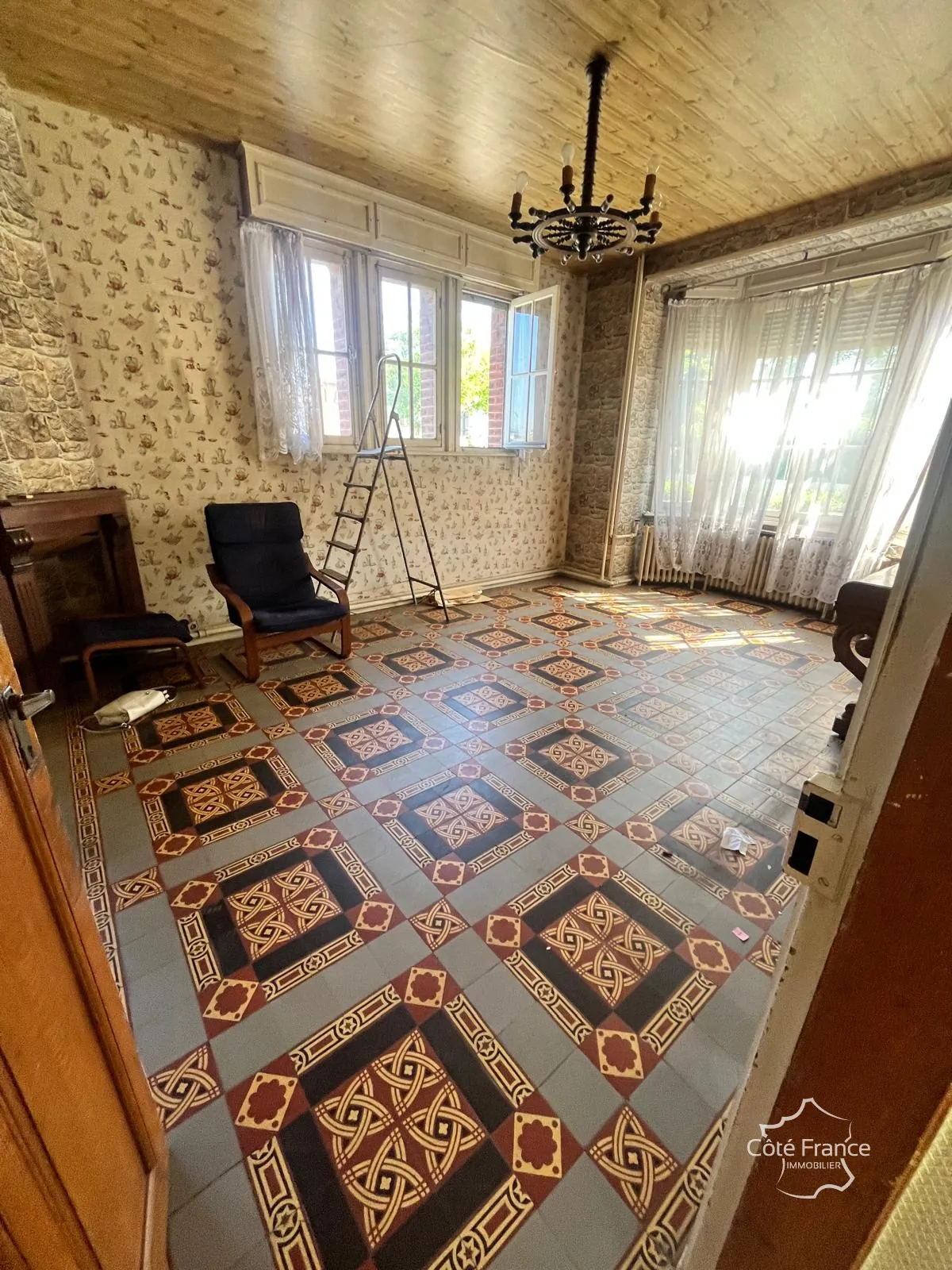 À vendre maison de ville à Guise, 98.9 m² à rénover, garage et cour privée 