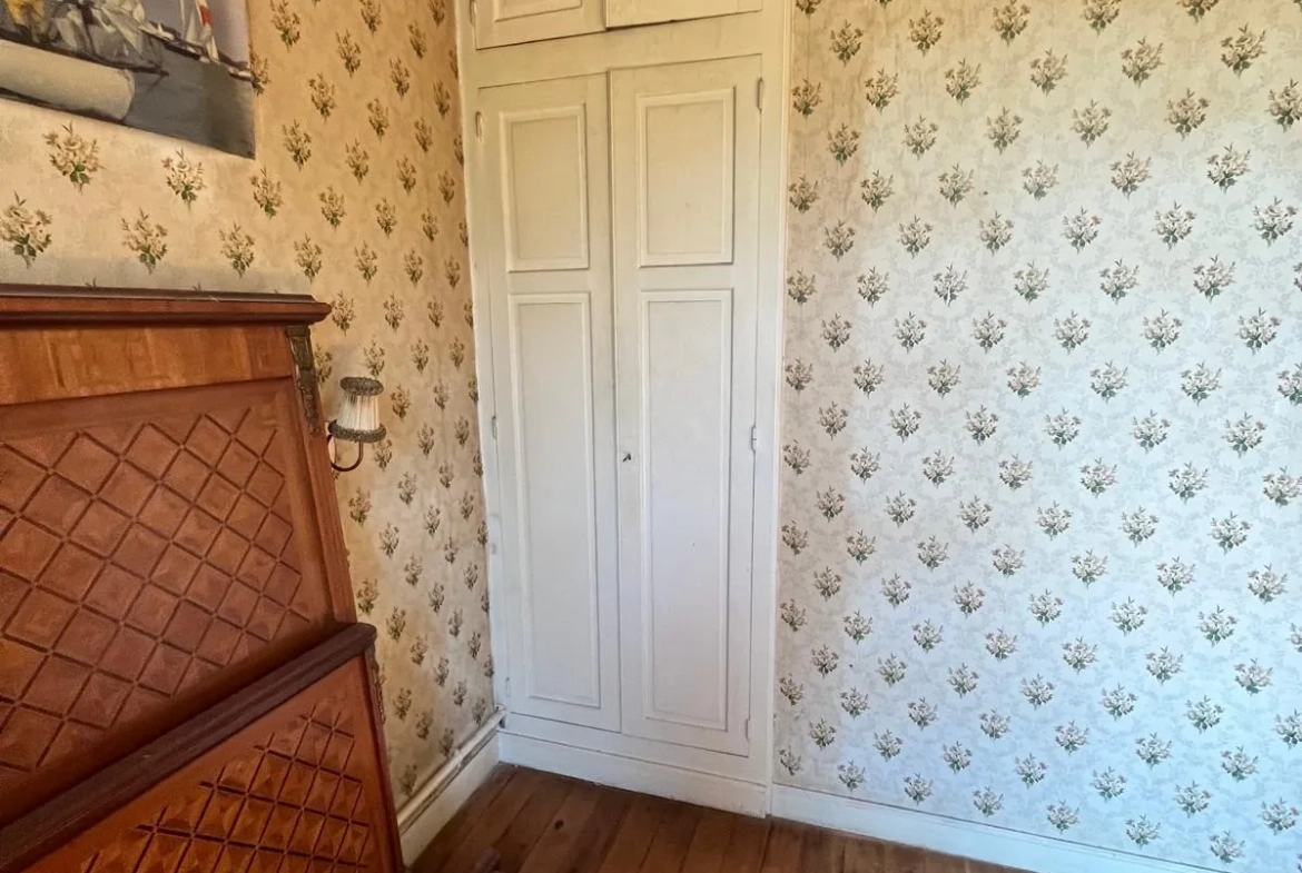 À vendre maison de ville à Guise, 98.9 m² à rénover, garage et cour privée 