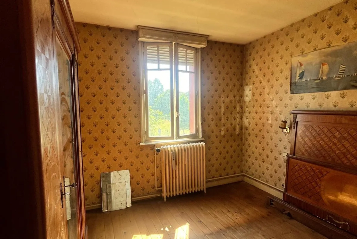 À vendre maison de ville à Guise, 98.9 m² à rénover, garage et cour privée 