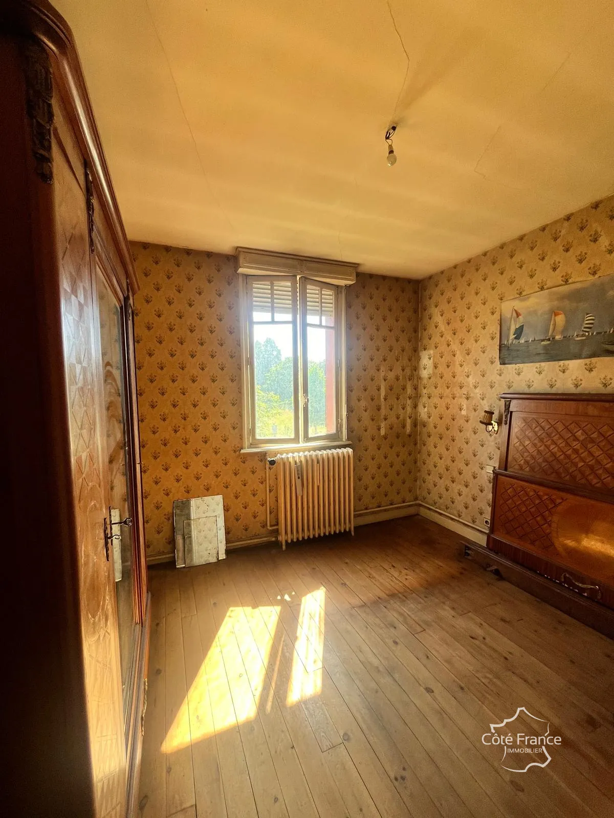 À vendre maison de ville à Guise, 98.9 m² à rénover, garage et cour privée 