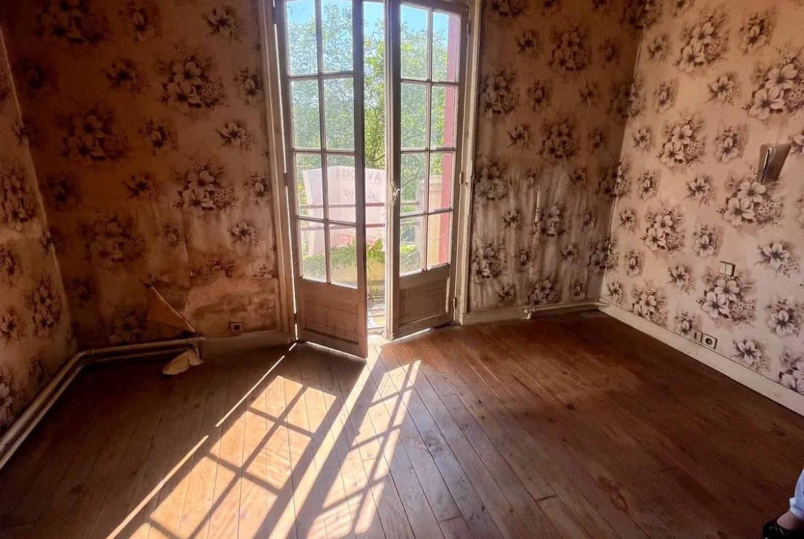 À vendre maison de ville à Guise, 98.9 m² à rénover, garage et cour privée 