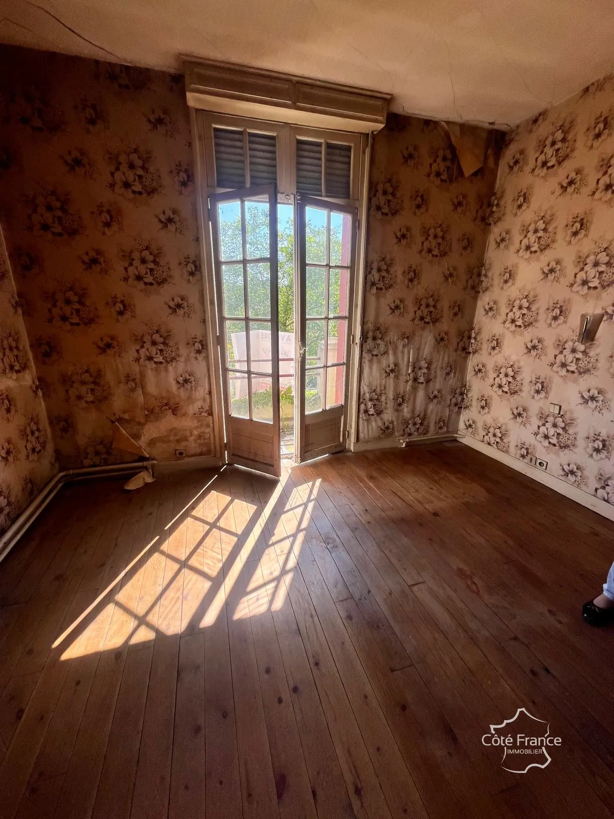 À vendre maison de ville à Guise, 98.9 m² à rénover, garage et cour privée 