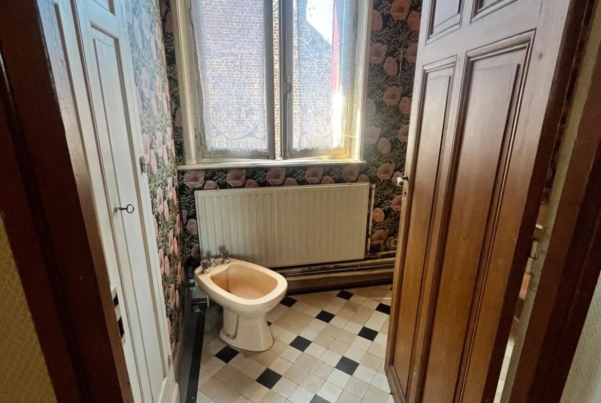 À vendre maison de ville à Guise, 98.9 m² à rénover, garage et cour privée 