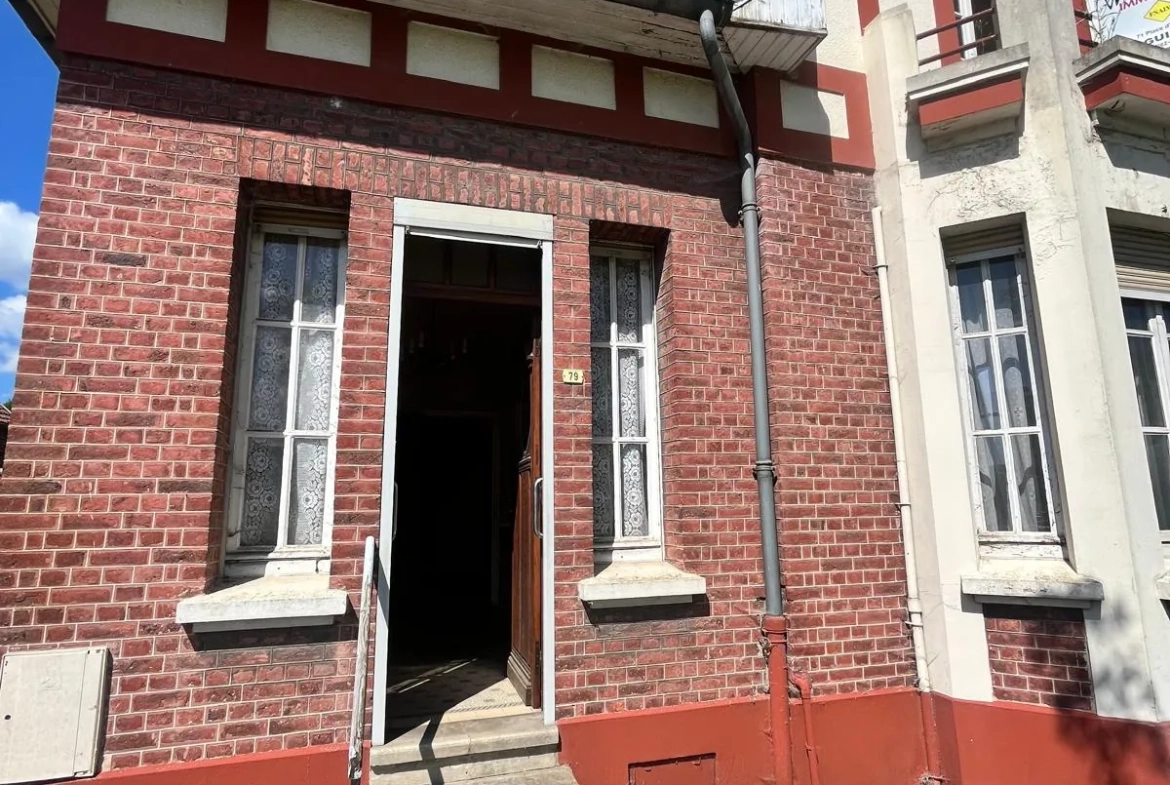 À vendre maison de ville à Guise, 98.9 m² à rénover, garage et cour privée 
