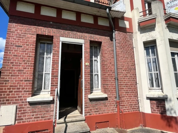 À vendre maison de ville à Guise, 98.9 m² à rénover, garage et cour privée