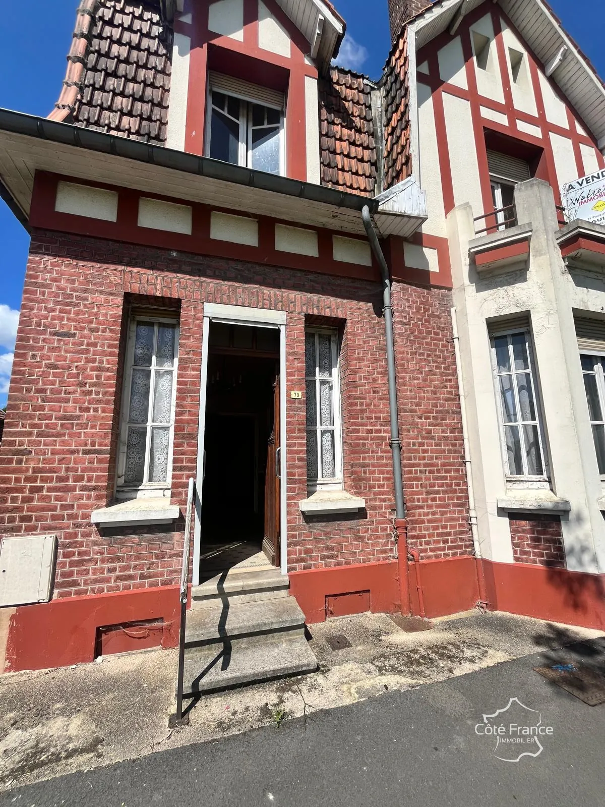 À vendre maison de ville à Guise, 98.9 m² à rénover, garage et cour privée 