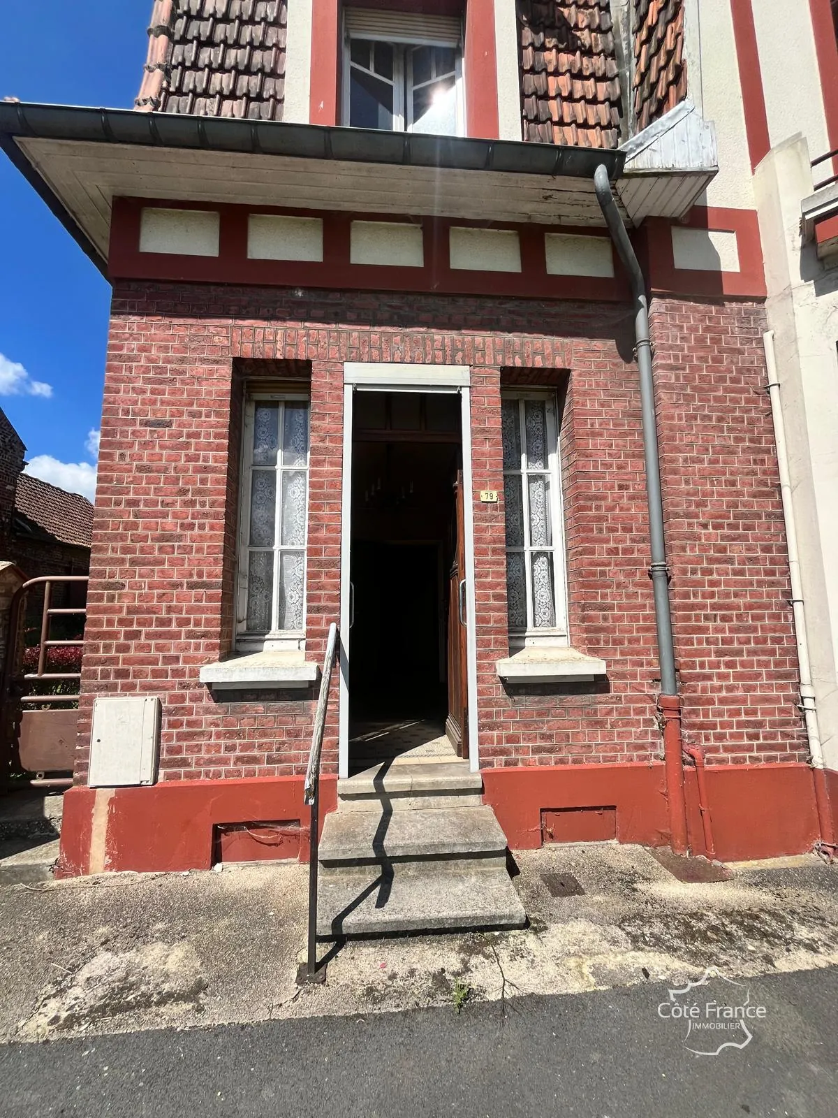À vendre maison de ville à Guise, 98.9 m² à rénover, garage et cour privée 