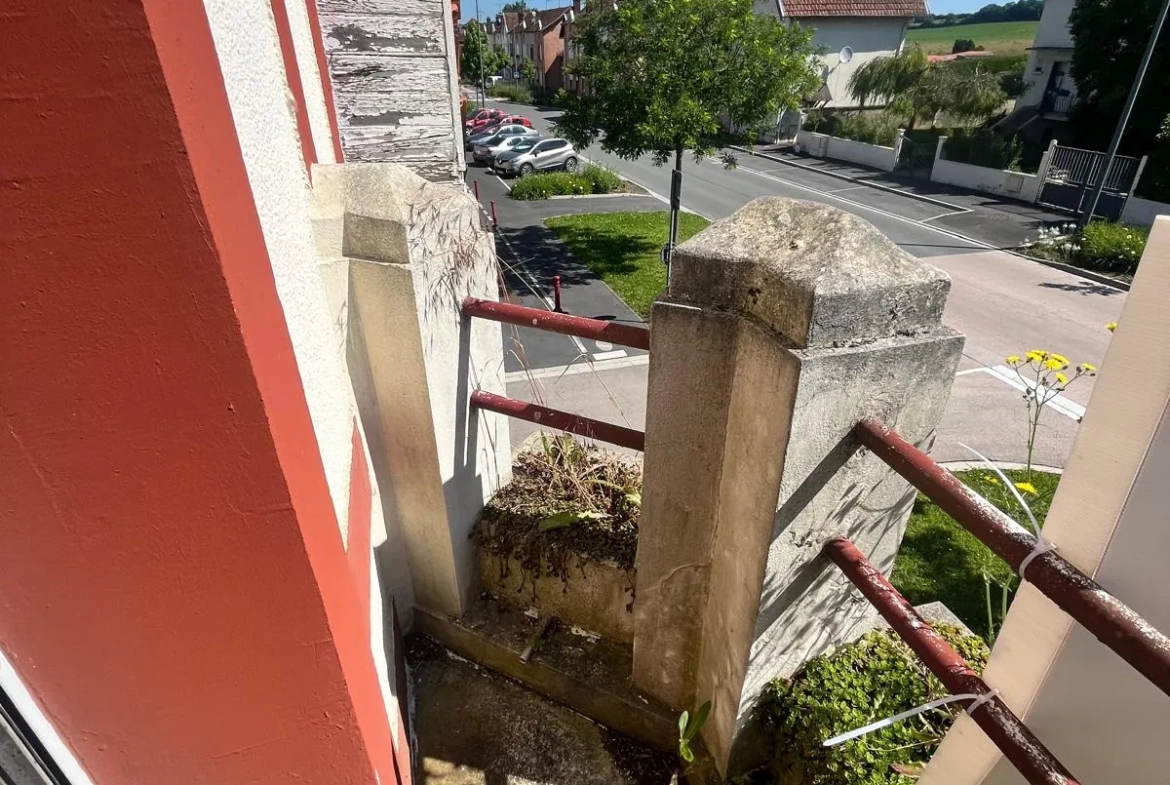 À vendre maison de ville à Guise, 98.9 m² à rénover, garage et cour privée 