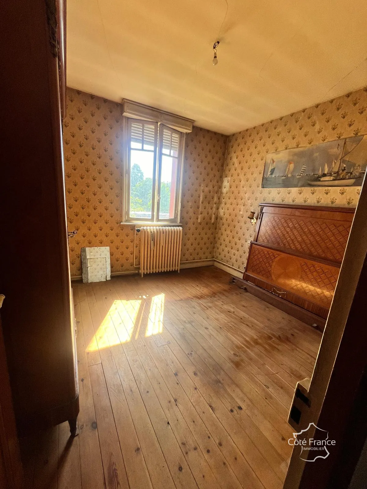 À vendre maison de ville à Guise, 98.9 m² à rénover, garage et cour privée 