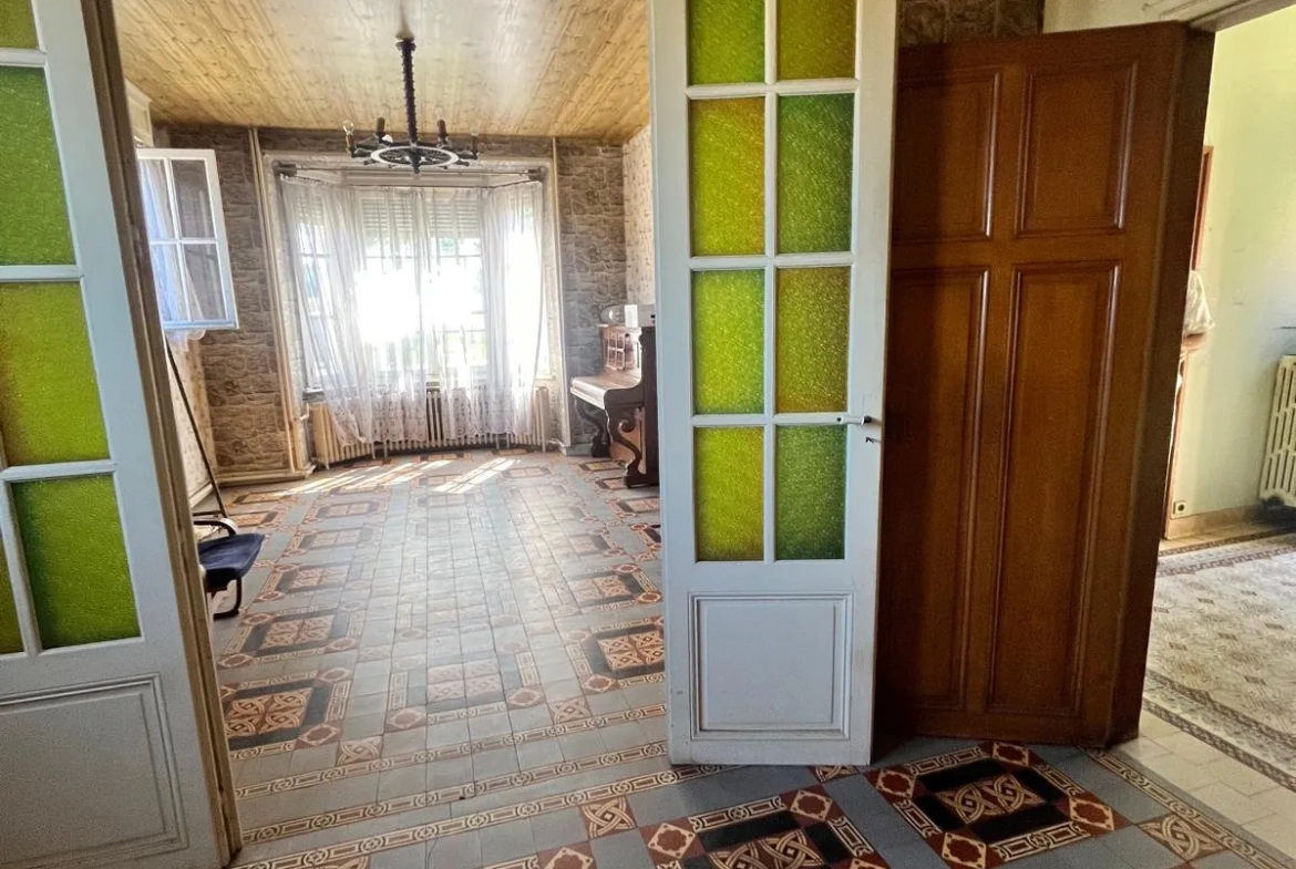 À vendre maison de ville à Guise, 98.9 m² à rénover, garage et cour privée 