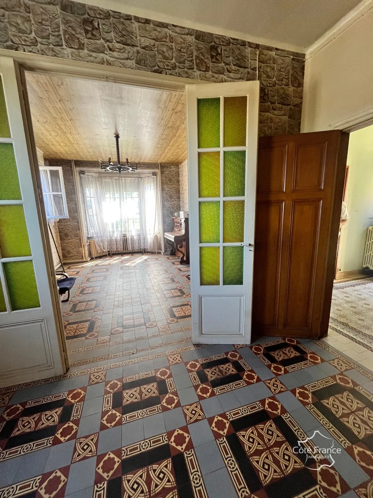 À vendre maison de ville à Guise, 98.9 m² à rénover, garage et cour privée 