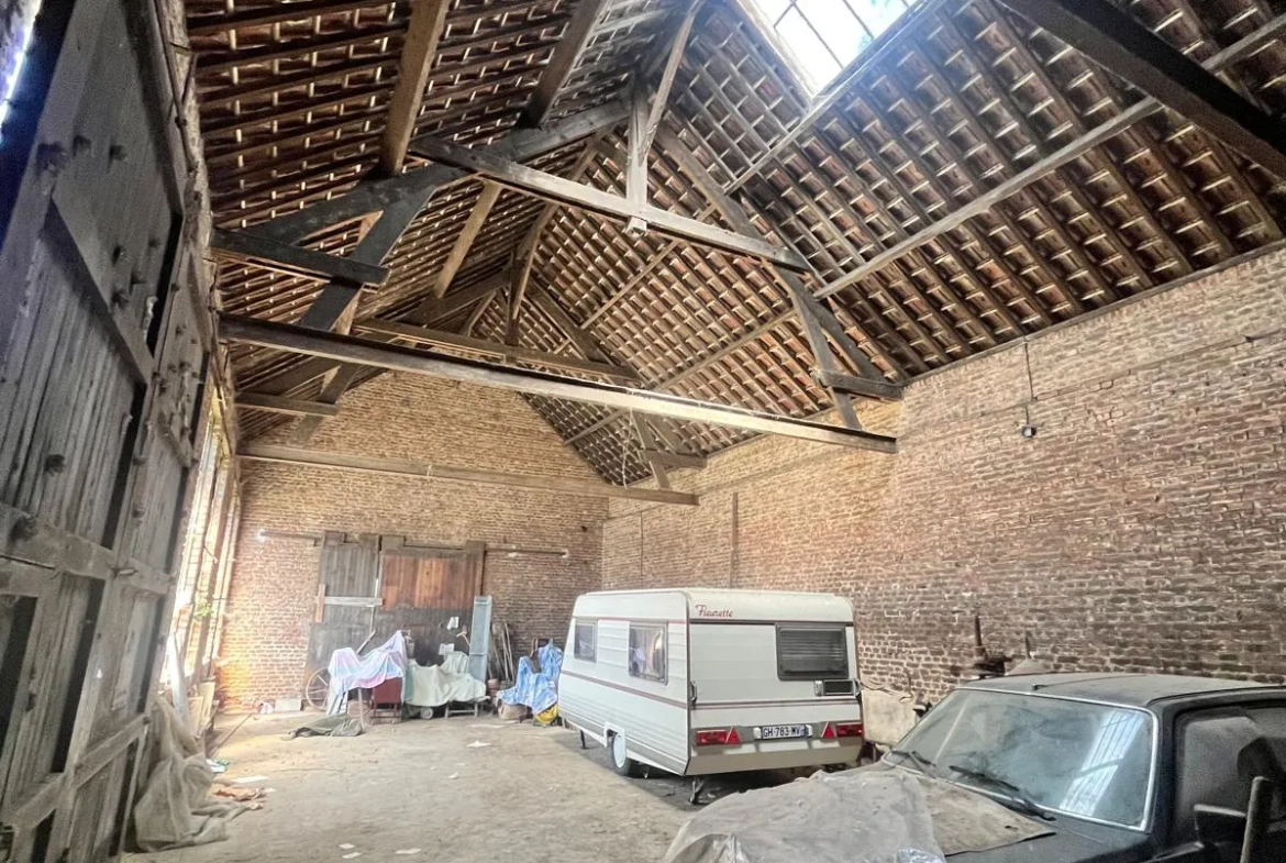 À vendre maison de ville à Guise, 98.9 m² à rénover, garage et cour privée 