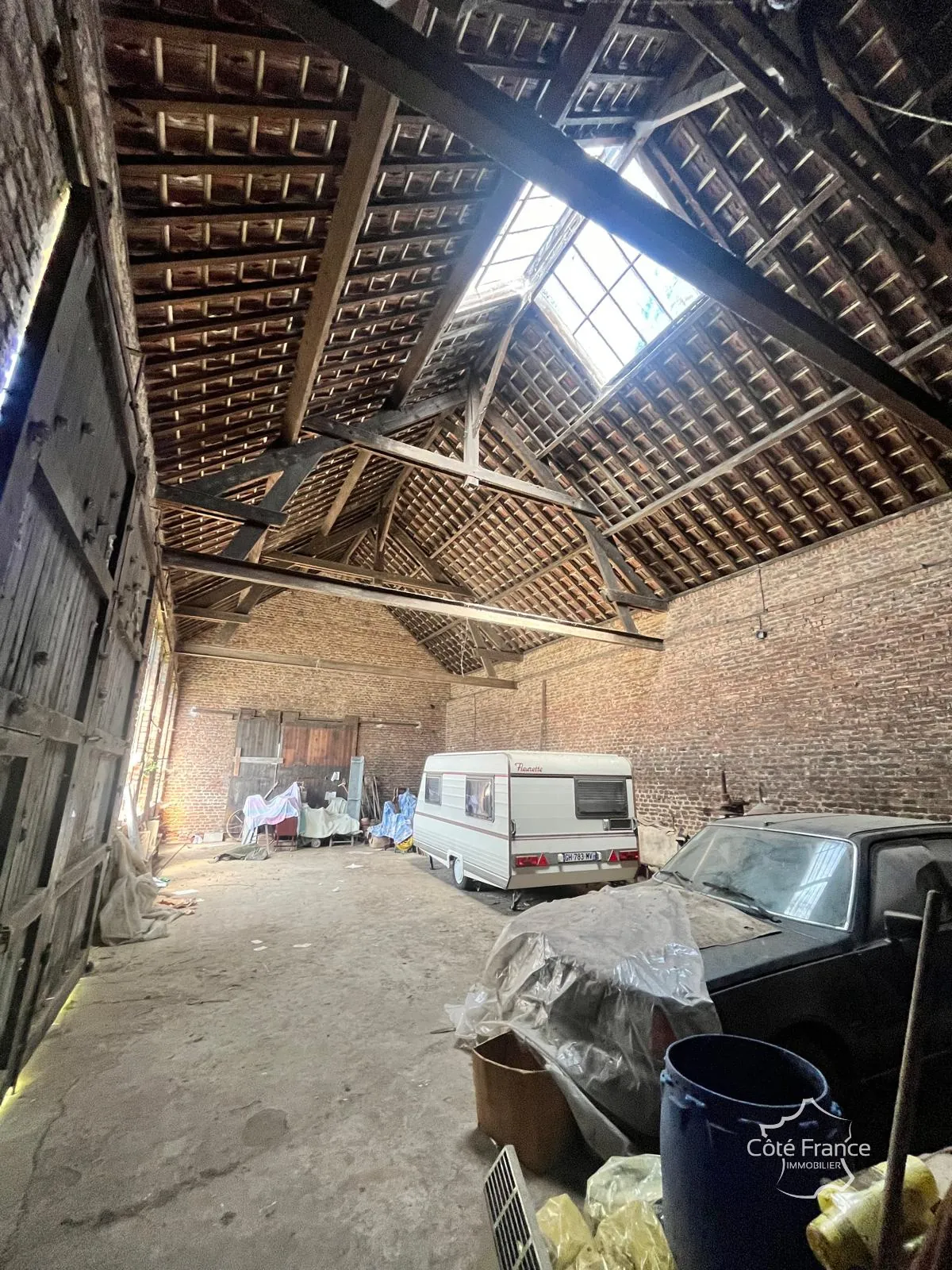 À vendre maison de ville à Guise, 98.9 m² à rénover, garage et cour privée 