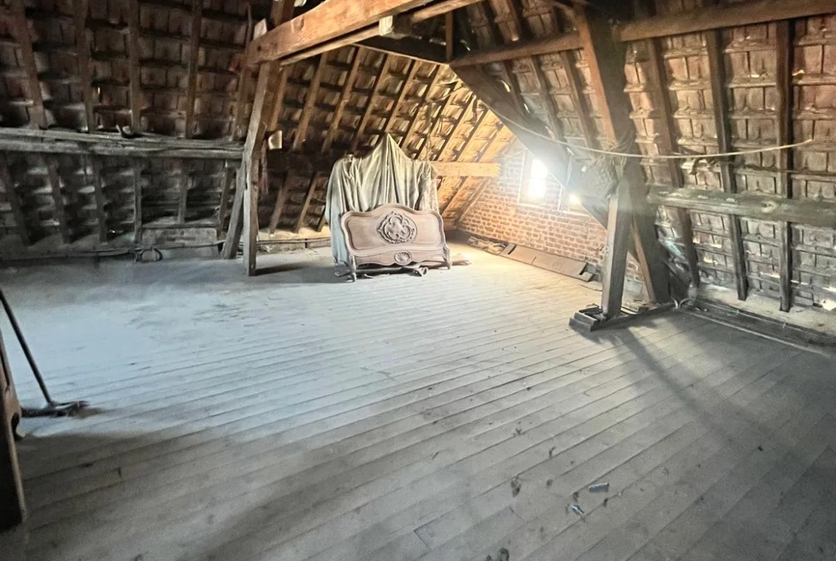 À vendre maison de ville à Guise, 98.9 m² à rénover, garage et cour privée 