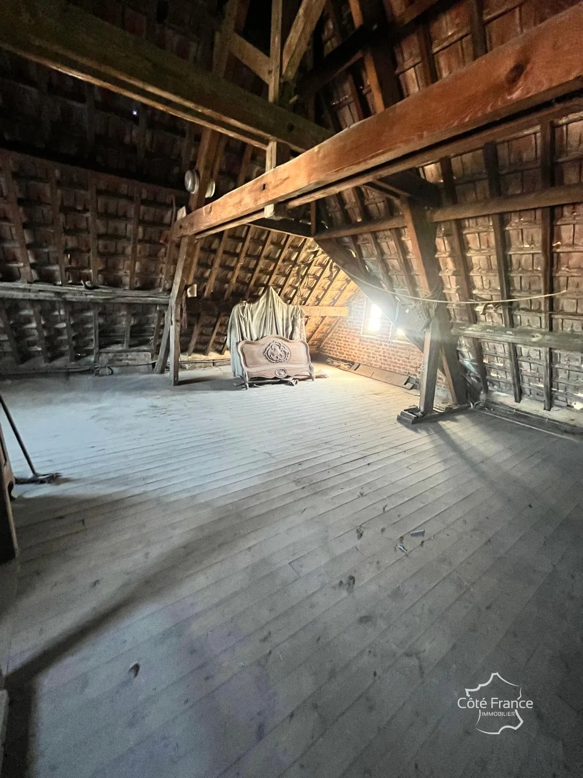 À vendre maison de ville à Guise, 98.9 m² à rénover, garage et cour privée 