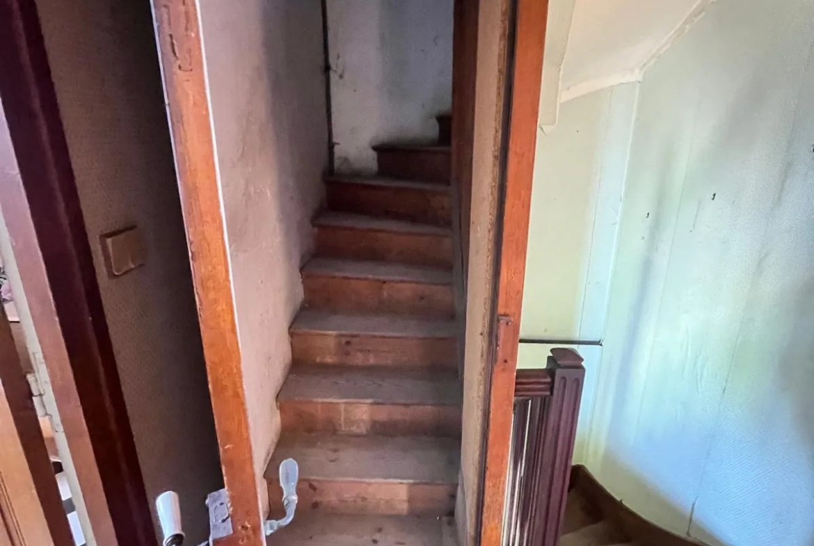 À vendre maison de ville à Guise, 98.9 m² à rénover, garage et cour privée 