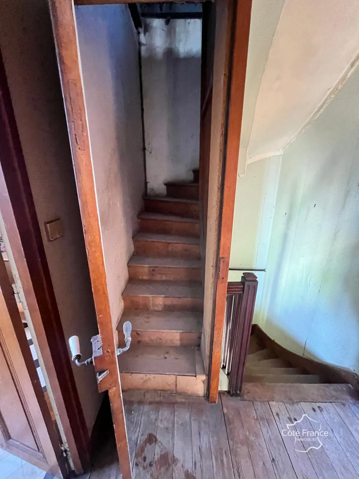 À vendre maison de ville à Guise, 98.9 m² à rénover, garage et cour privée 