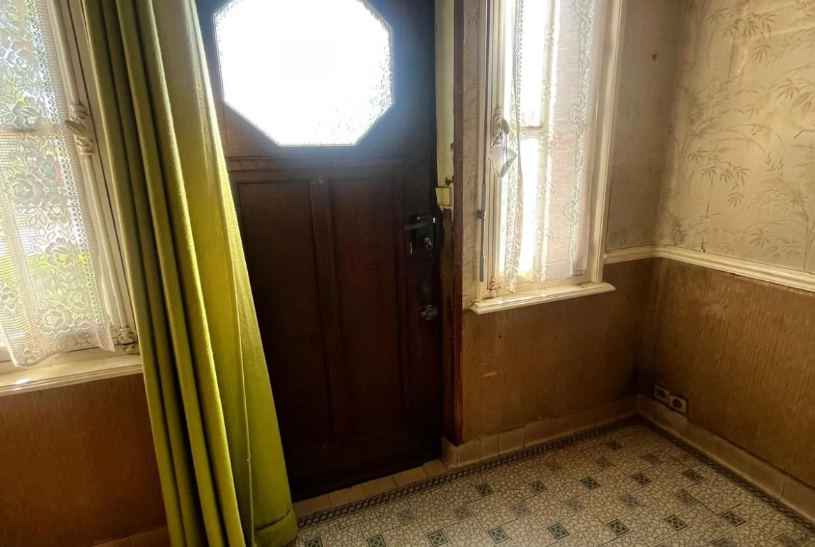 À vendre maison de ville à Guise, 98.9 m² à rénover, garage et cour privée 