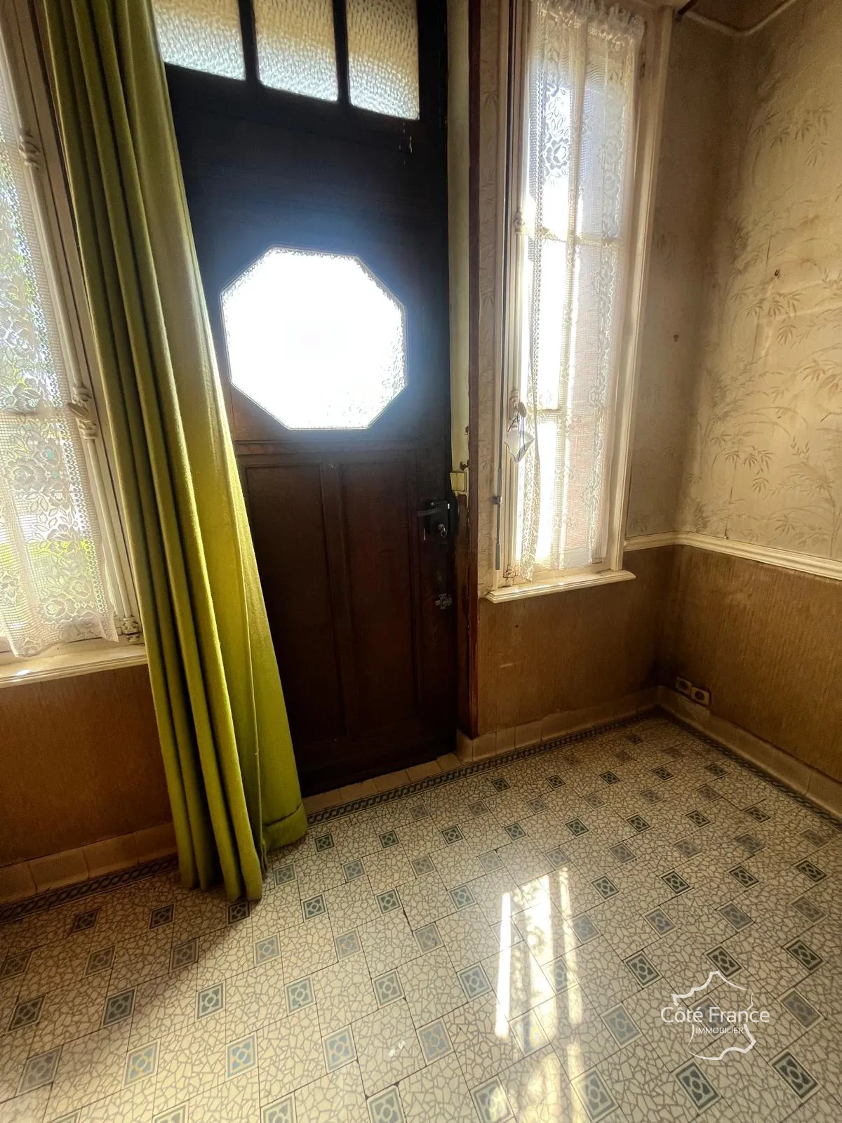 À vendre maison de ville à Guise, 98.9 m² à rénover, garage et cour privée 