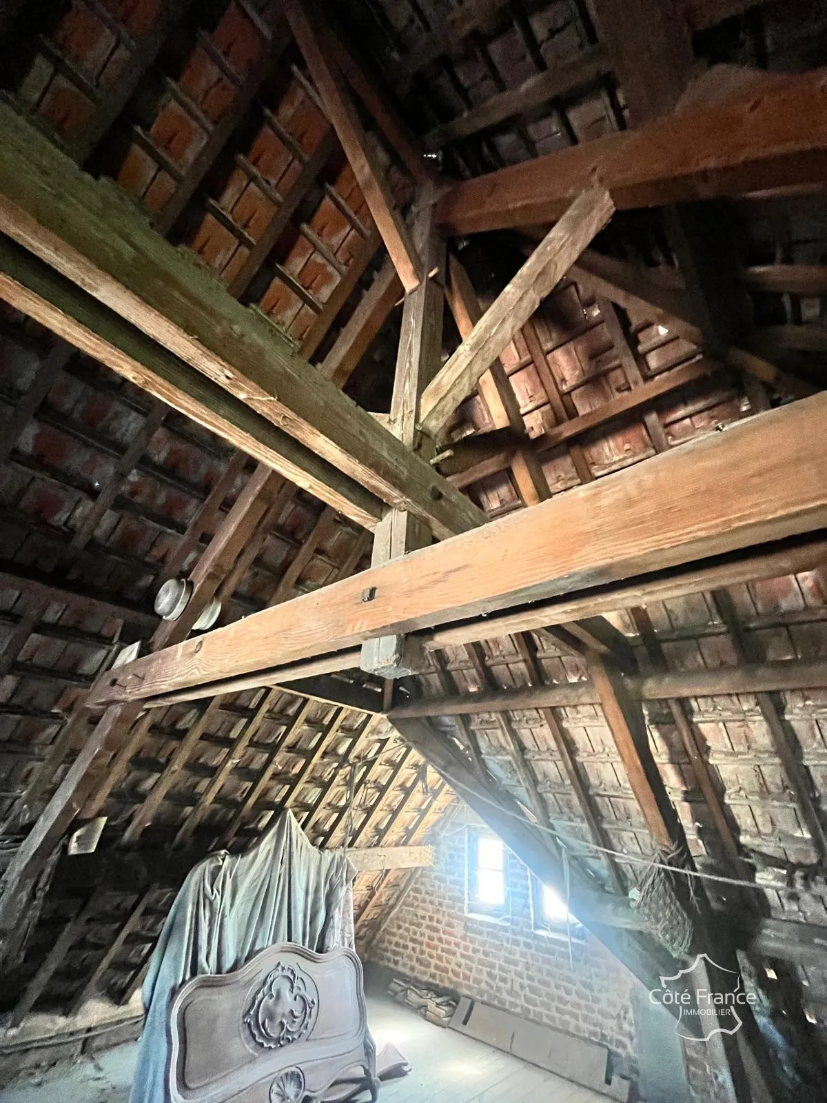 À vendre maison de ville à Guise, 98.9 m² à rénover, garage et cour privée 