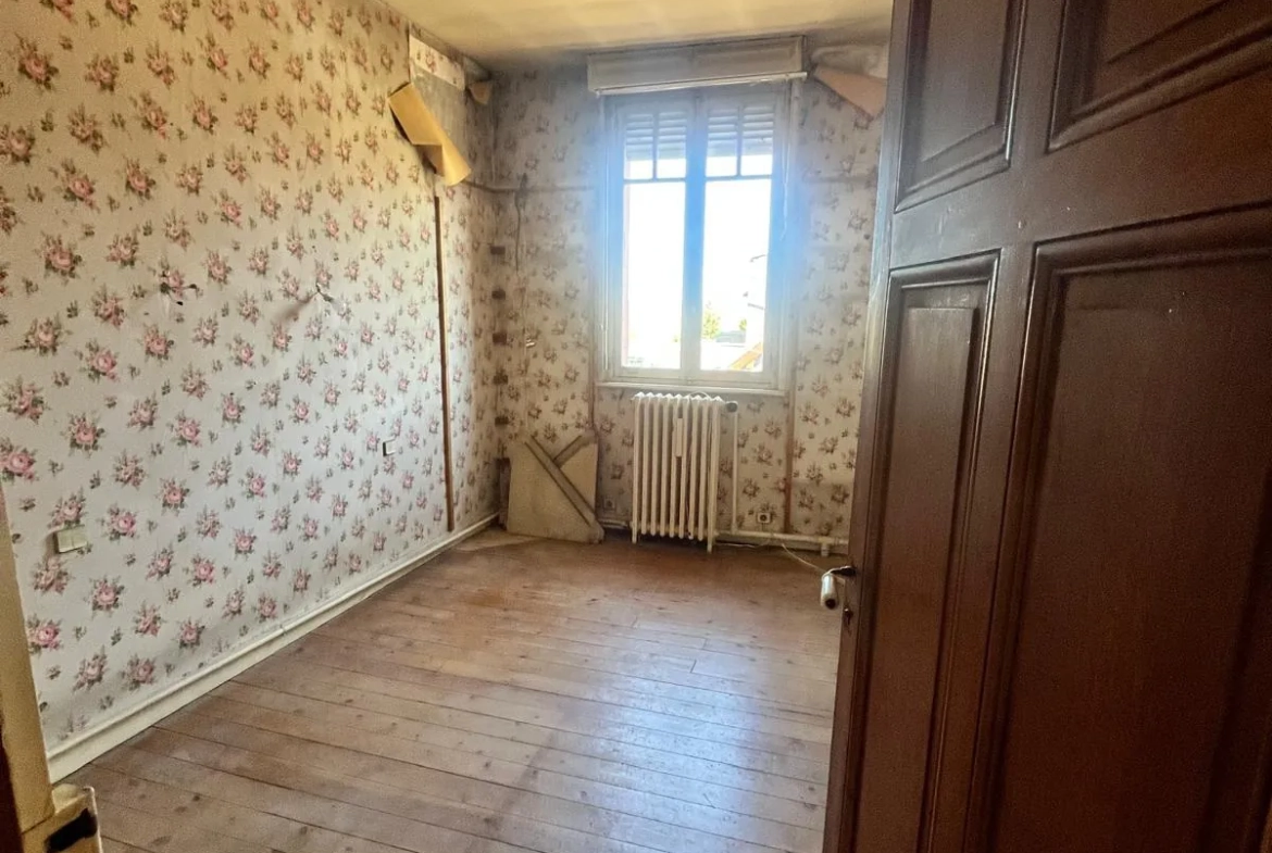 À vendre maison de ville à Guise, 98.9 m² à rénover, garage et cour privée 