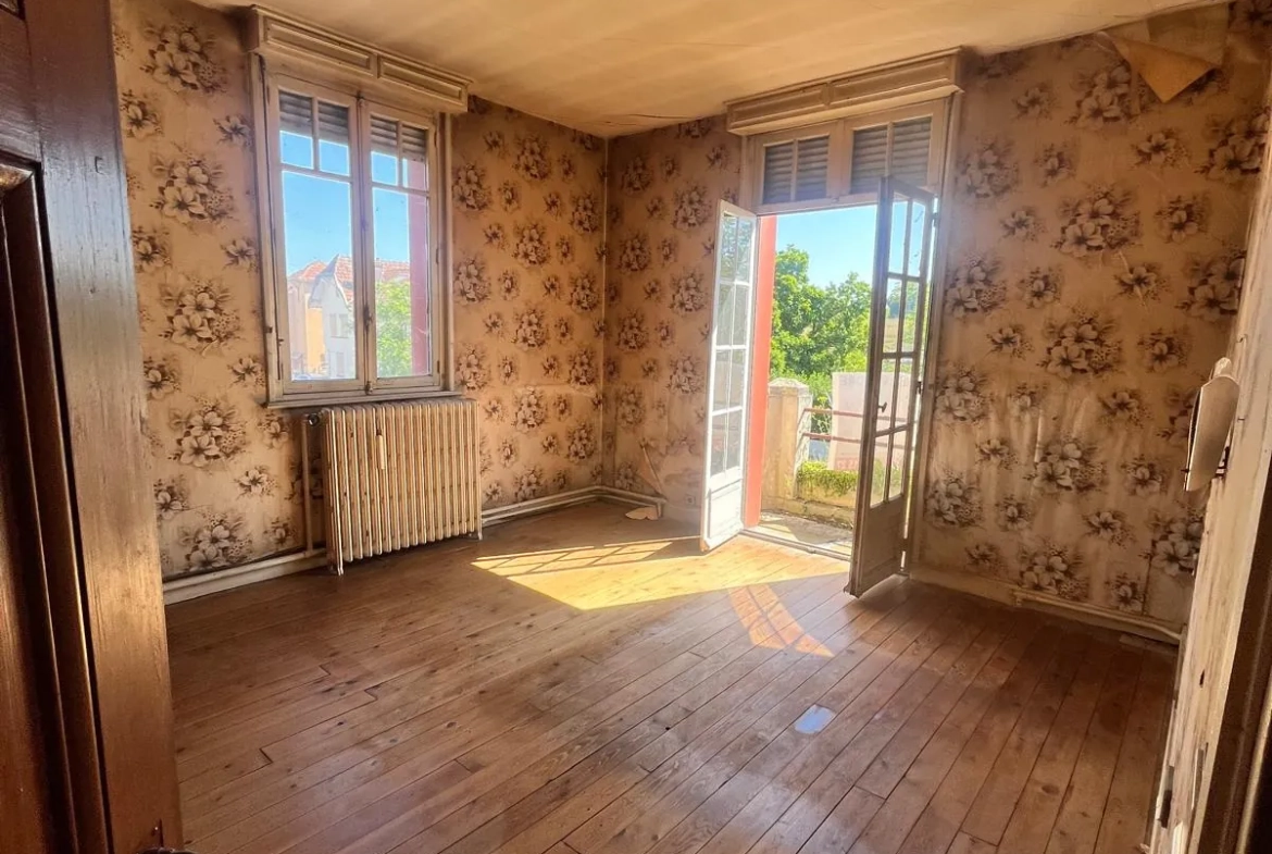 À vendre maison de ville à Guise, 98.9 m² à rénover, garage et cour privée 