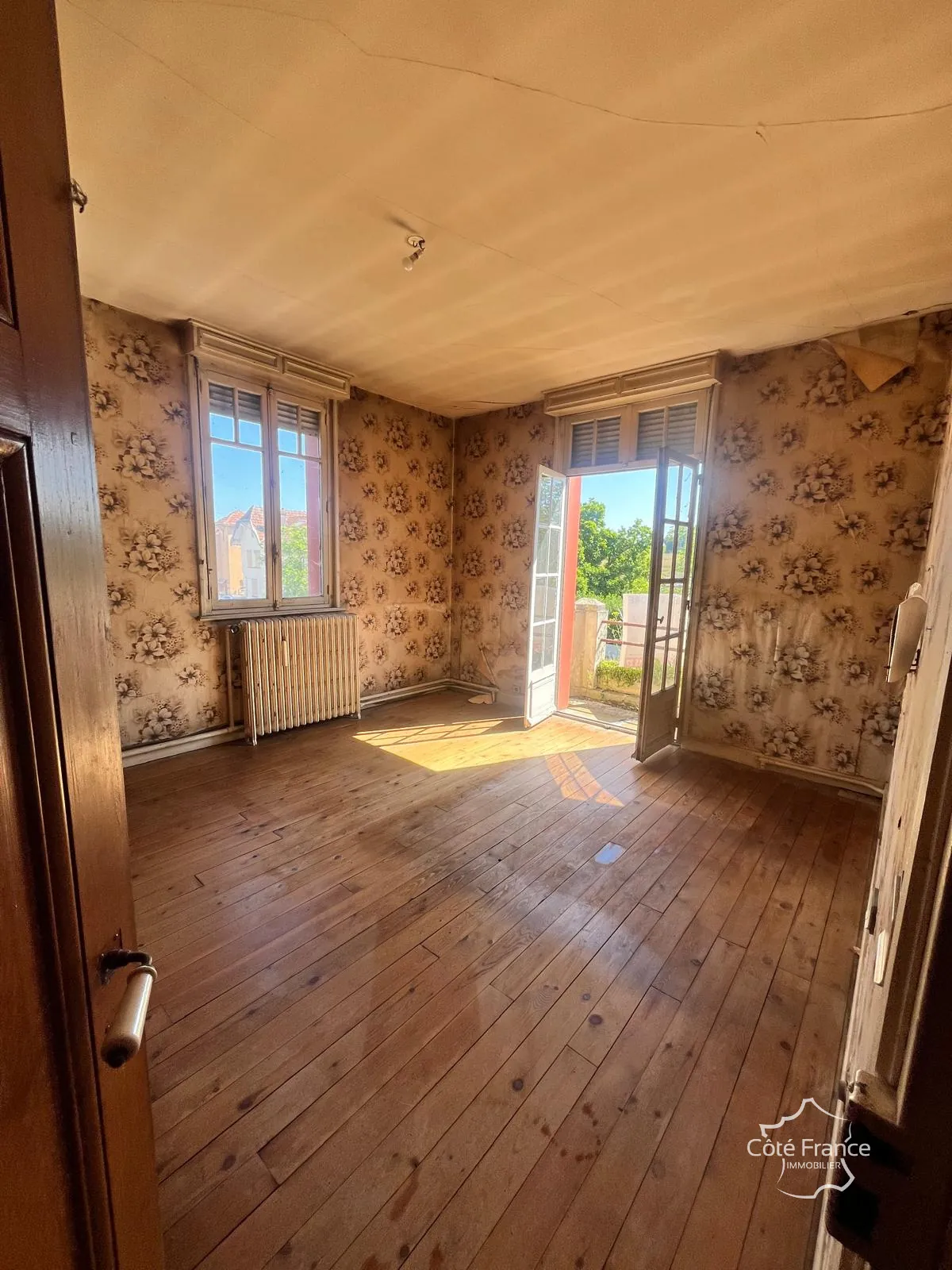 À vendre maison de ville à Guise, 98.9 m² à rénover, garage et cour privée 