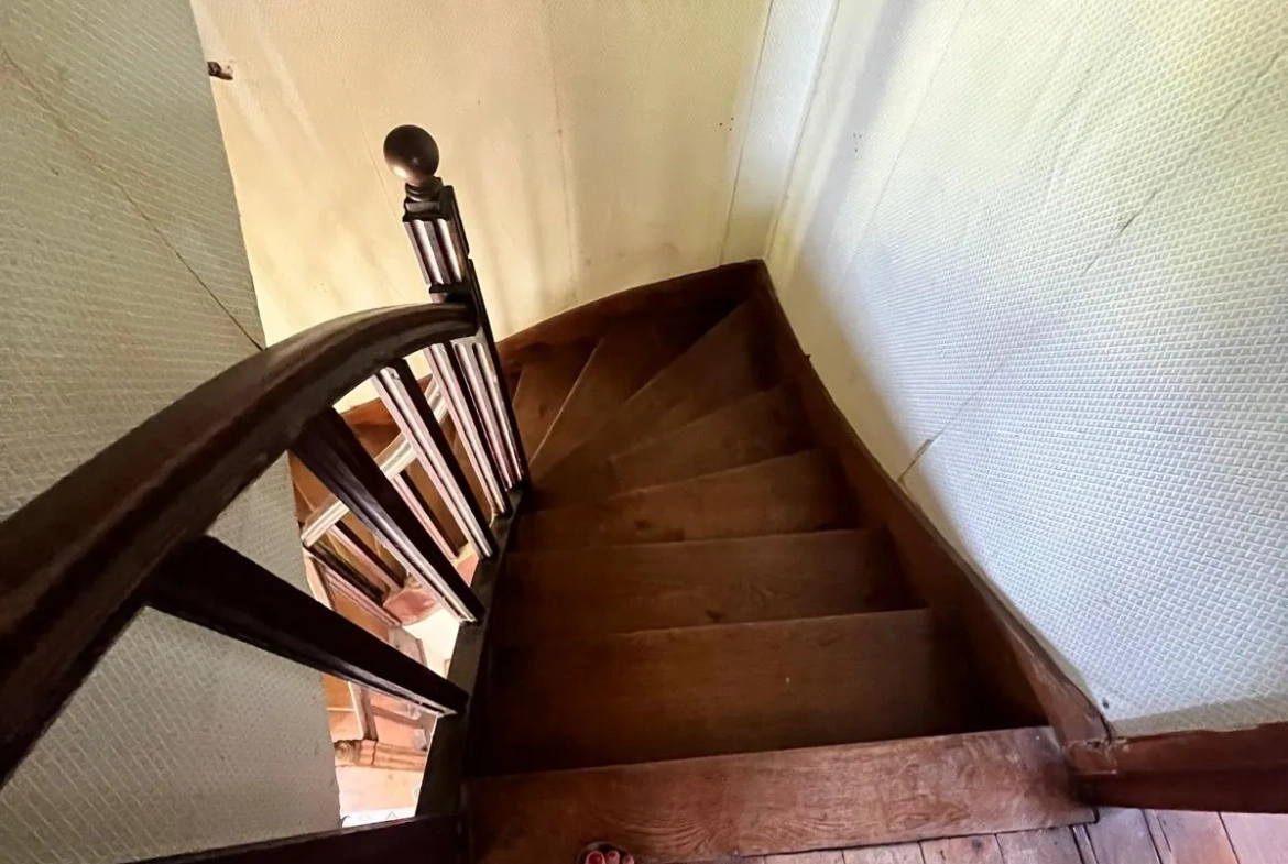À vendre maison de ville à Guise, 98.9 m² à rénover, garage et cour privée 