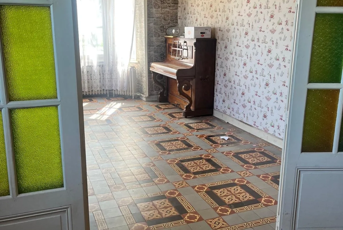 À vendre maison de ville à Guise, 98.9 m² à rénover, garage et cour privée 