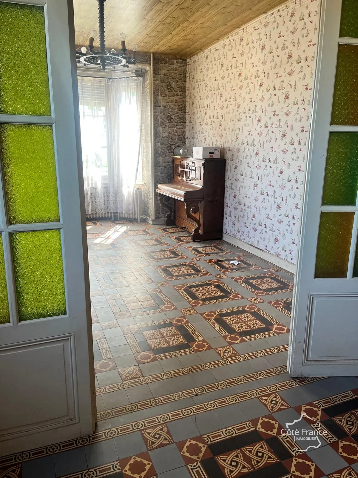 À vendre maison de ville à Guise, 98.9 m² à rénover, garage et cour privée 
