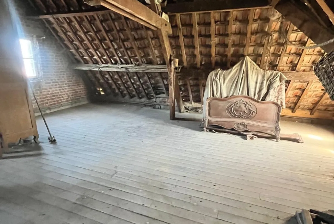 À vendre maison de ville à Guise, 98.9 m² à rénover, garage et cour privée 