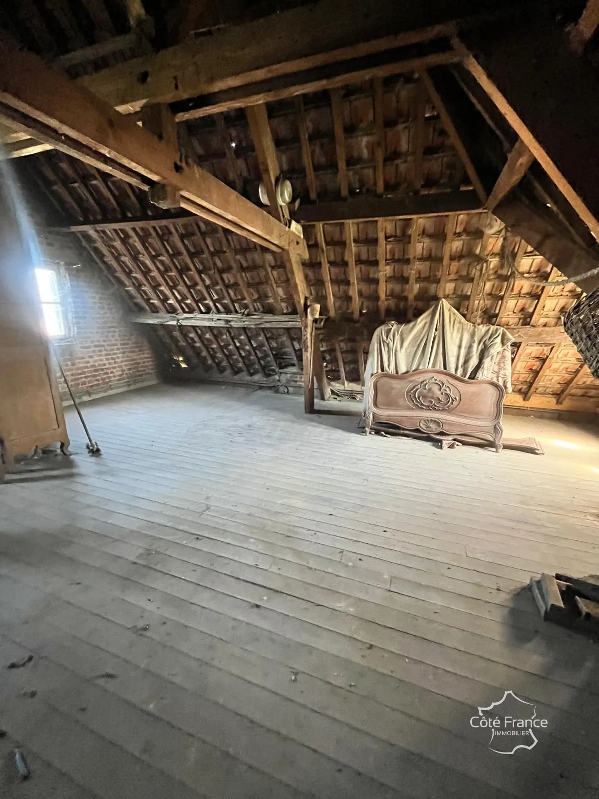 À vendre maison de ville à Guise, 98.9 m² à rénover, garage et cour privée 