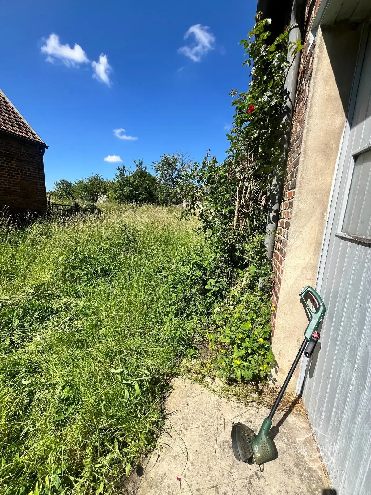 À vendre maison de ville à Guise, 98.9 m² à rénover, garage et cour privée 