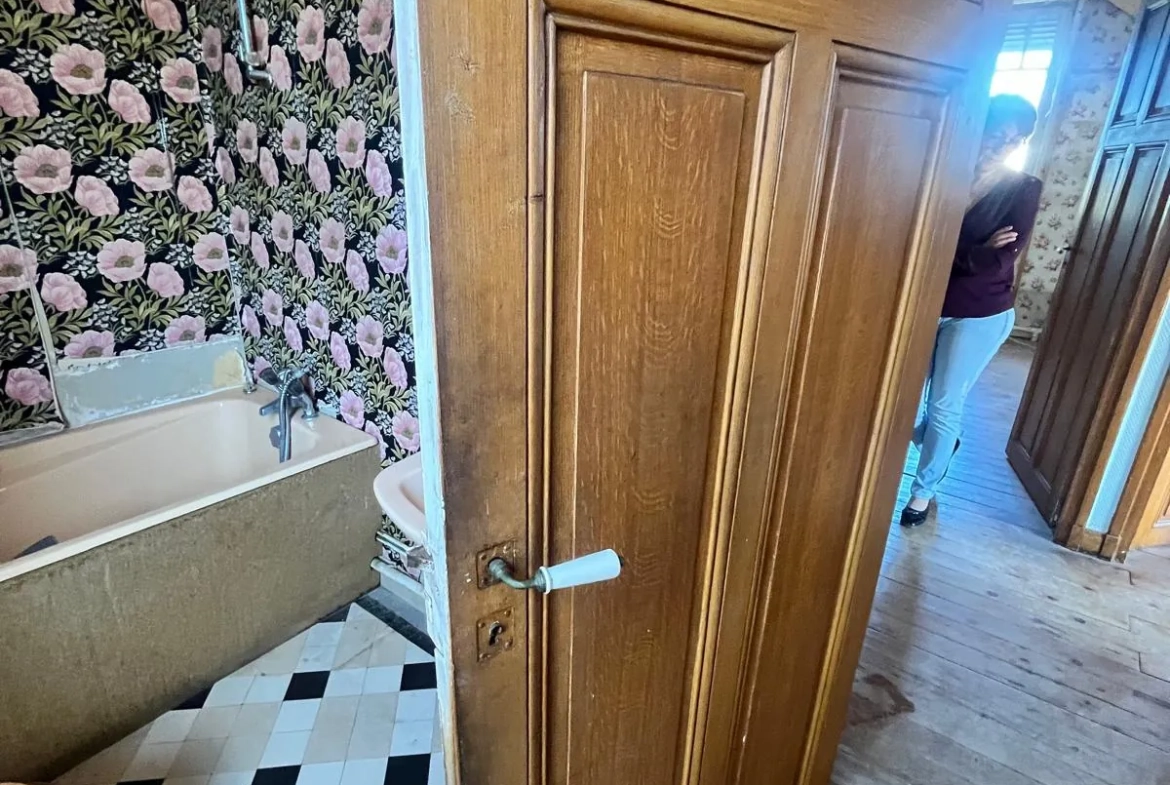 À vendre maison de ville à Guise, 98.9 m² à rénover, garage et cour privée 