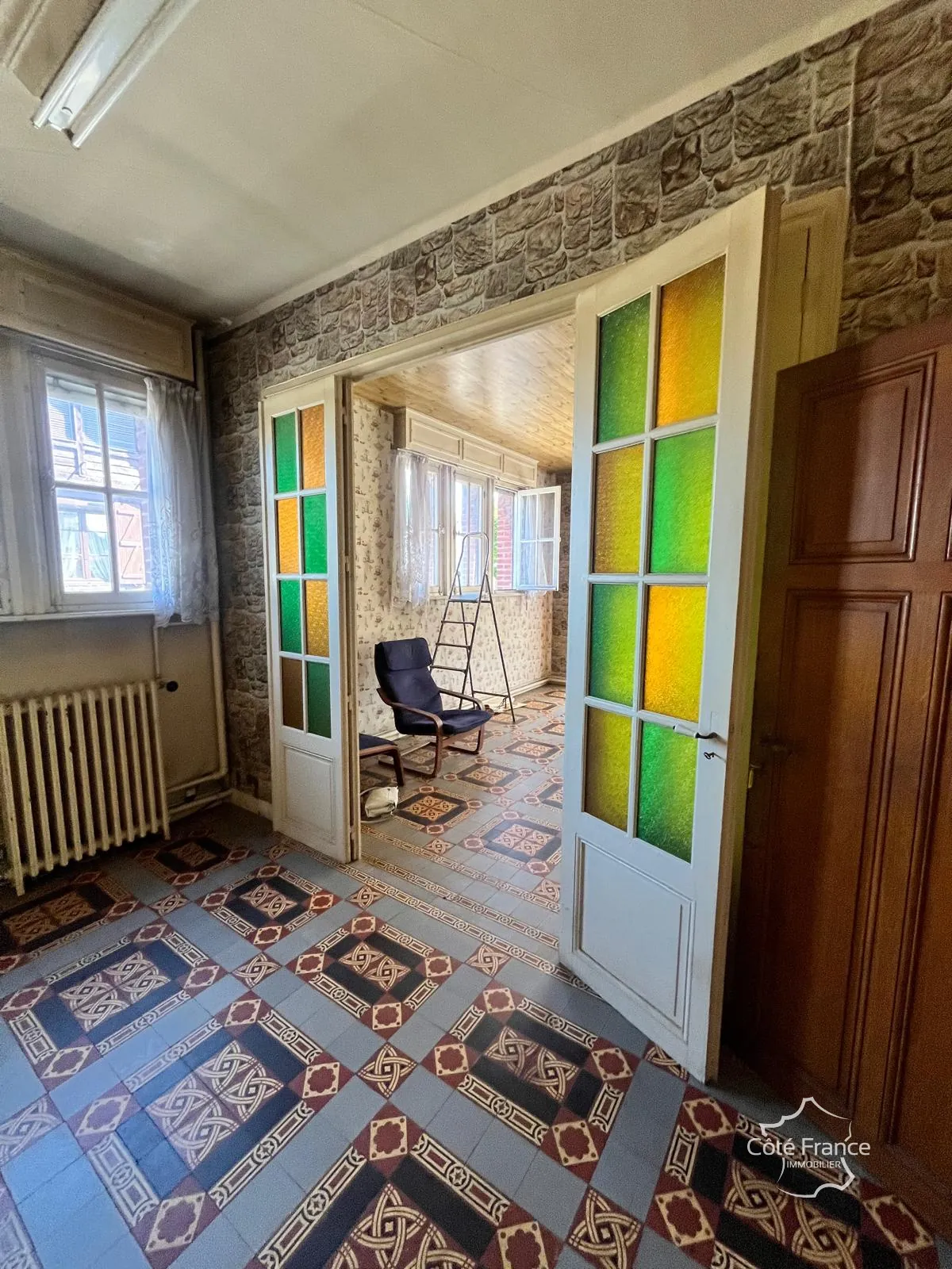 À vendre maison de ville à Guise, 98.9 m² à rénover, garage et cour privée 