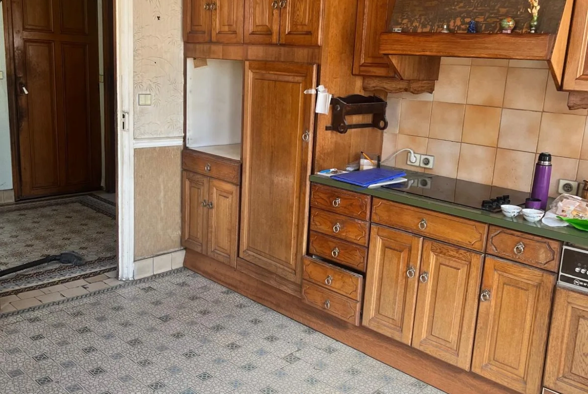 À vendre maison de ville à Guise, 98.9 m² à rénover, garage et cour privée 