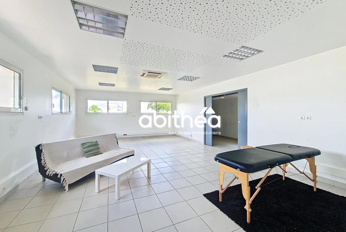 Maison moderne de 137 m² avec piscine et annexes à Clam près de Jonzac 