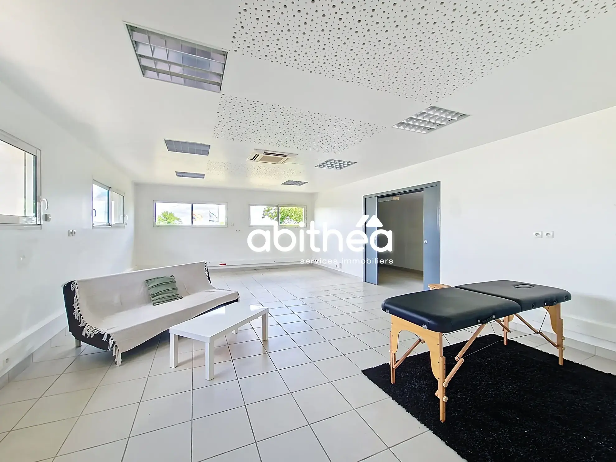 Maison moderne de 137 m² avec piscine et annexes à Clam près de Jonzac 