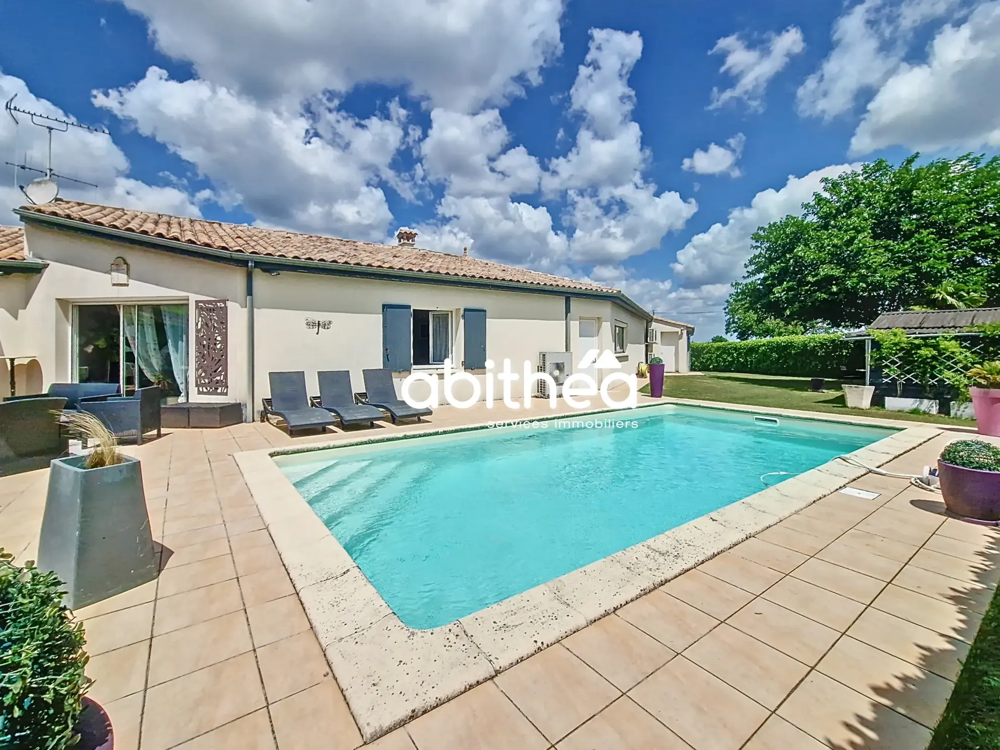 Maison moderne de 137 m² avec piscine et annexes à Clam près de Jonzac 
