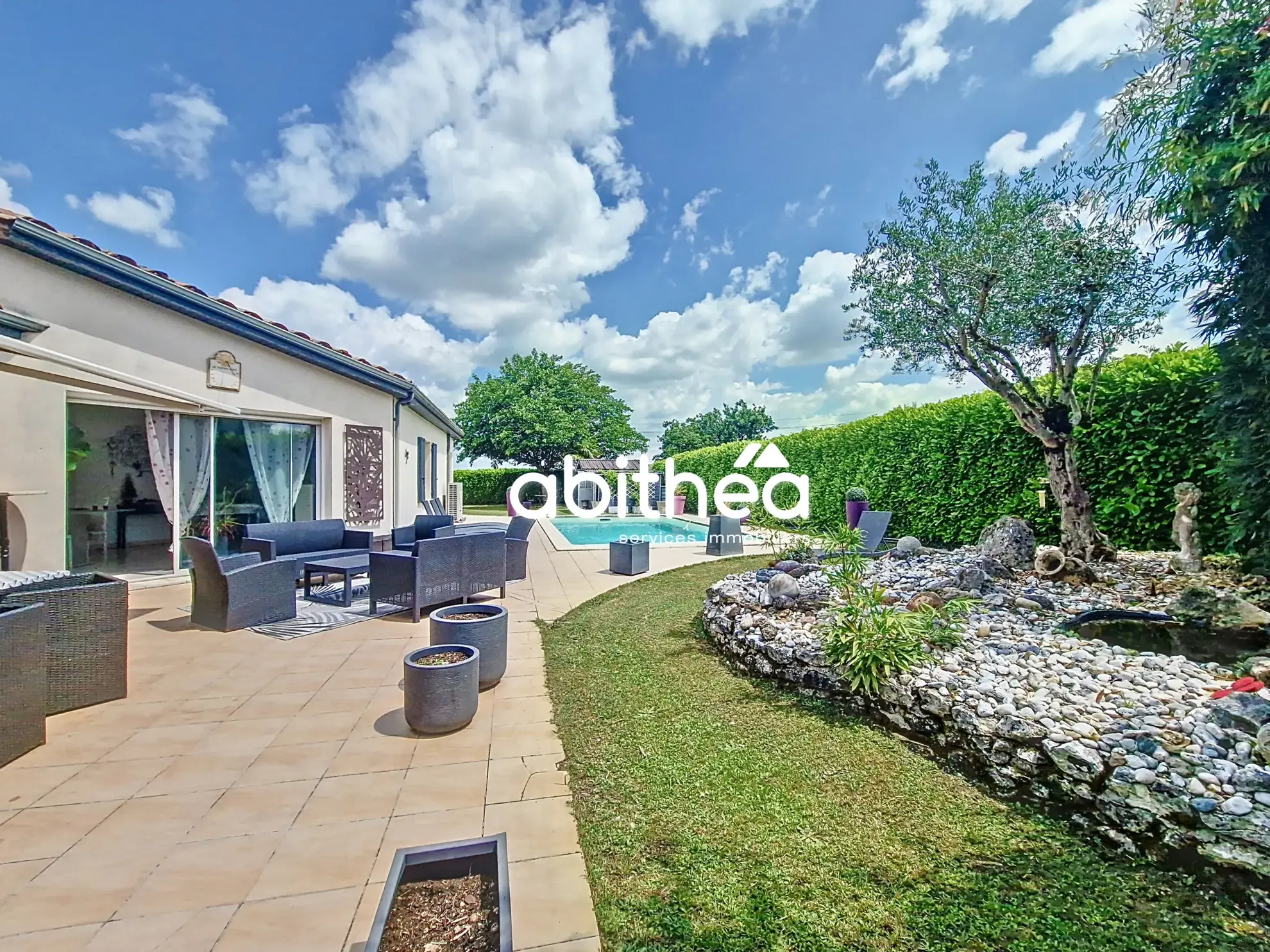 Maison moderne de 137 m² avec piscine et annexes à Clam près de Jonzac 