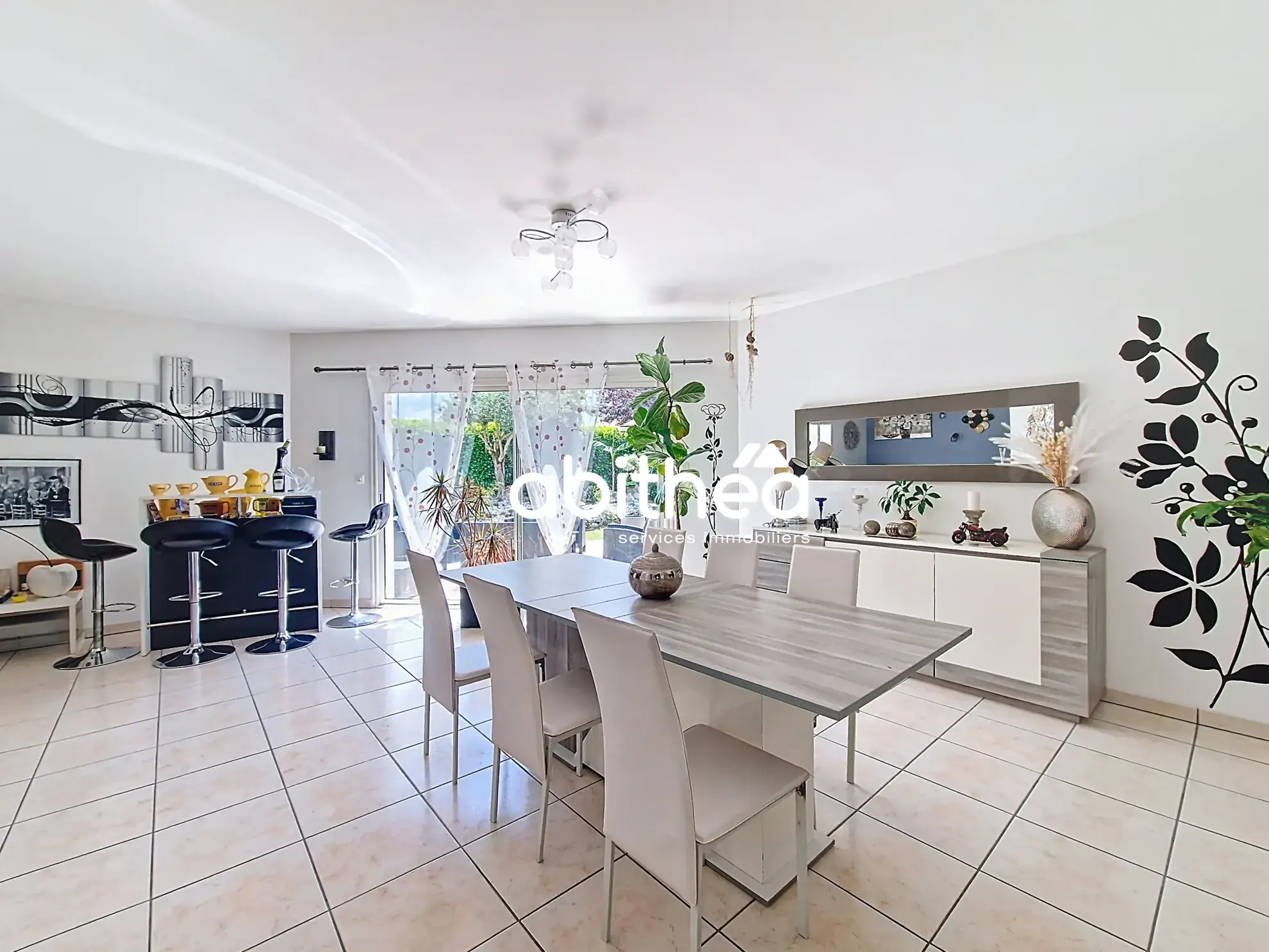 Maison moderne de 137 m² avec piscine et annexes à Clam près de Jonzac 