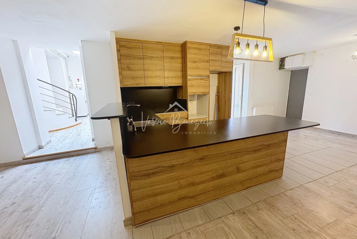 Appartement lumineux de 140 m2 avec patio au cœur de Saint-Affrique 