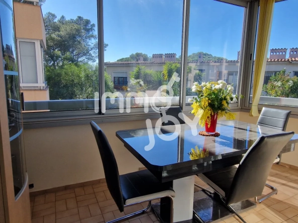 Appartement 2 pièces rénové avec garage et loggia à Saint-Raphaël