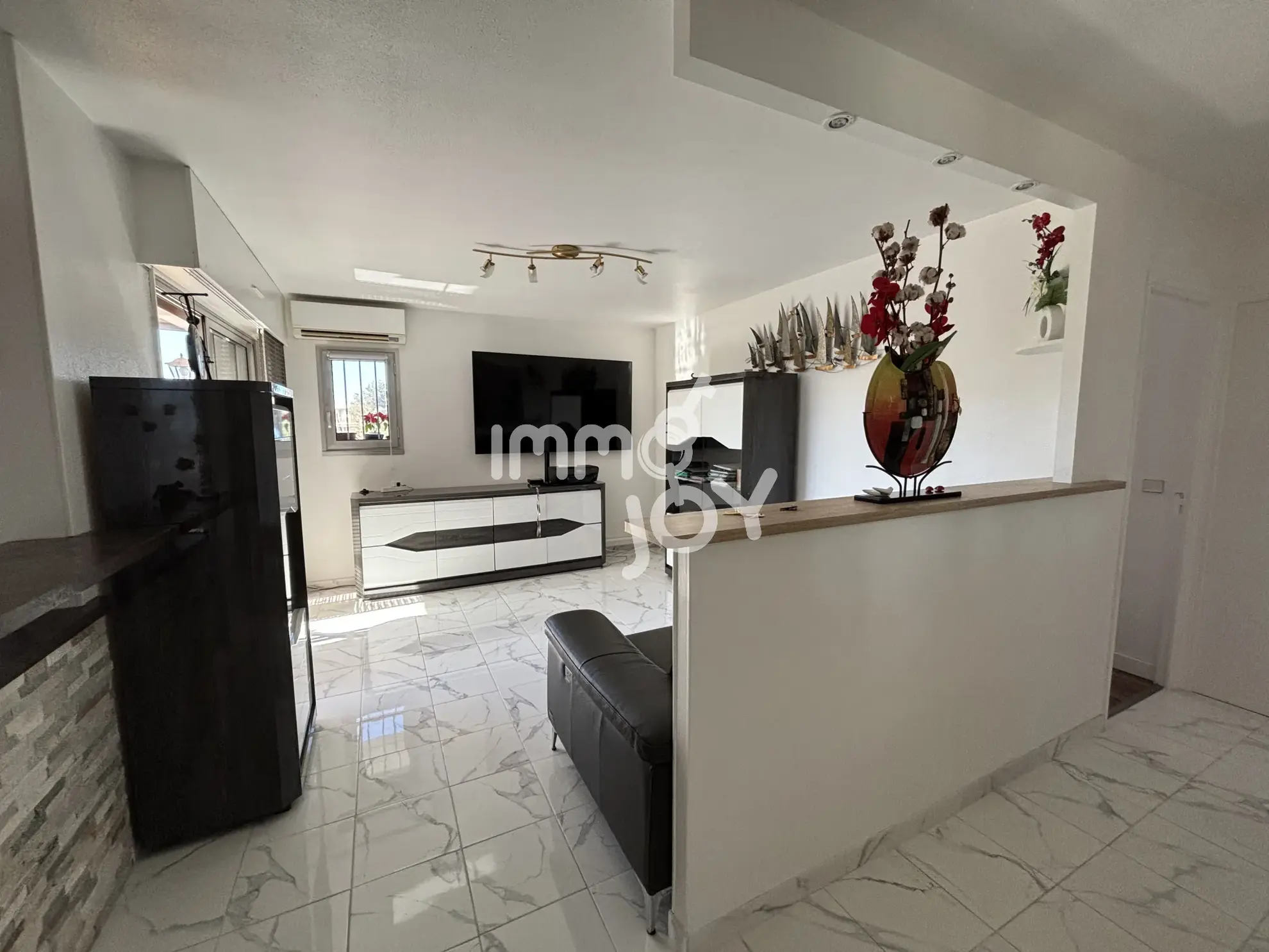 Appartement 2 pièces rénové avec garage et loggia à Saint-Raphaël 