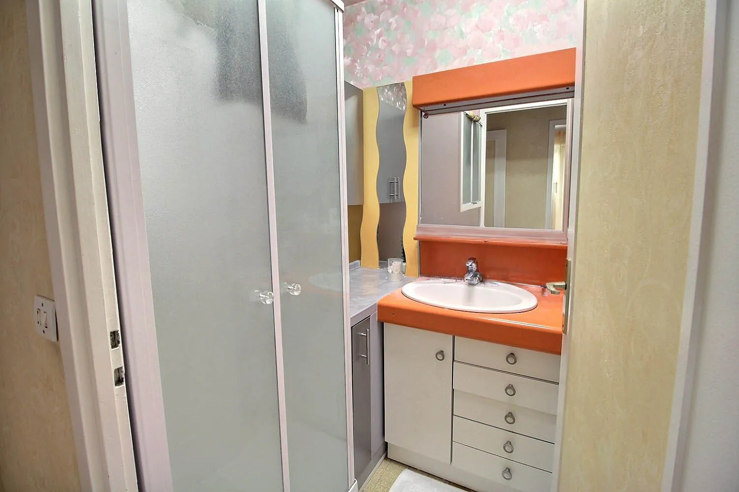 Bel appartement familial de 80 m² avec parking et loggia à Bron 
