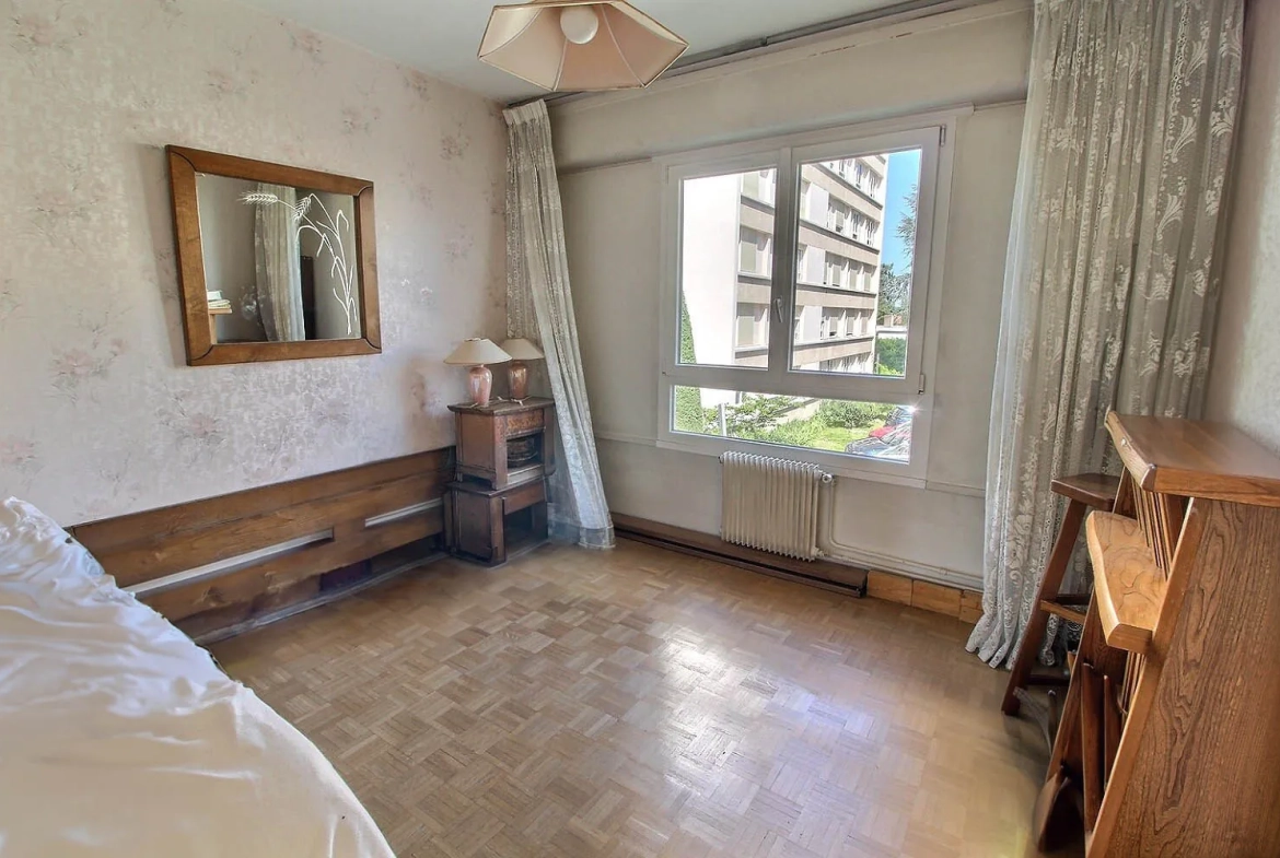 Bel appartement familial de 80 m² avec parking et loggia à Bron 
